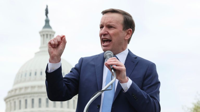 Trump’s Crypto Play Fuels Senators’ Backlash and Bill to Ban President Memecoins