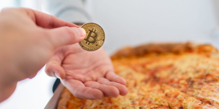 15 years ago, a software developer paid for two pizzas with 10,000 bitcoin. Those pies would be worth $1.1 billion today – Fortune